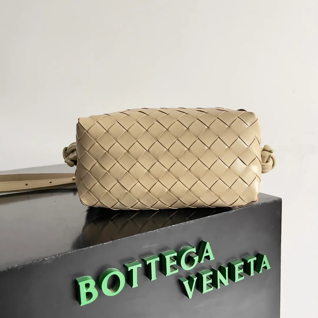 Batch 1360 BOTTEGA VENETA 2024 new loop is here! ! Many girls who like BV have owned the Loop bag. It has a simple appearance, classic weaving, and a compact and lightweight bag shape. This innovation continues the "camera bag" shape. Unlike the traditional Loop bag, which can only be worn as a crossbody bag, this innovation It can be carried by hand or cross-body, satisfying both the concave shape and daily needs. The oversized buckle can be folded and used as a handle. The sultry heat in summer ☀️ usually reduces people's desires. Having a lightweight bag will greatly enhance the happiness of traveling🫧 Style number: 796615 Size: 19*12*9cm